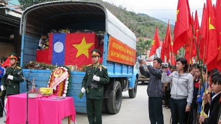 Truy điệu, an táng hài cốt liệt sỹ quân tình nguyện và chuyên gia Việt Nam hy sinh tại Lào  - ảnh 1